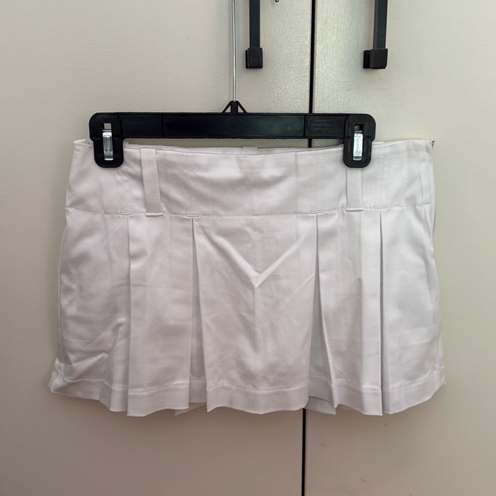 Aritzia white mini pleated skort